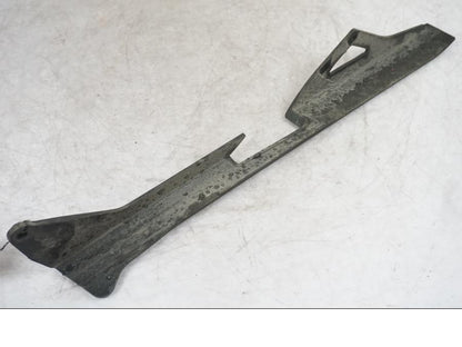 Vänster sida på Kedjeskydd från en Triumph Tiger -2009 motorcykel.