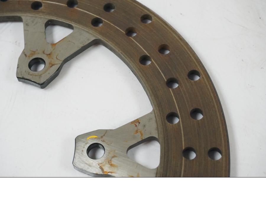 Snett nerifrån på Bromsskiva från en KTM 1290 Super Duke R -2015 motorcykel.