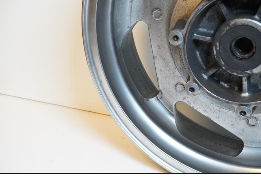 Snett nerifrån på Fälg från en Kawasaki VN 1600 -2006 motorcykel.