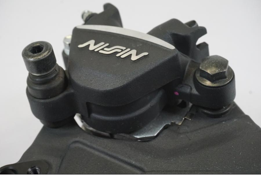 Höger sida på Bromsok från en Triumph Trident -2021 motorcykel.