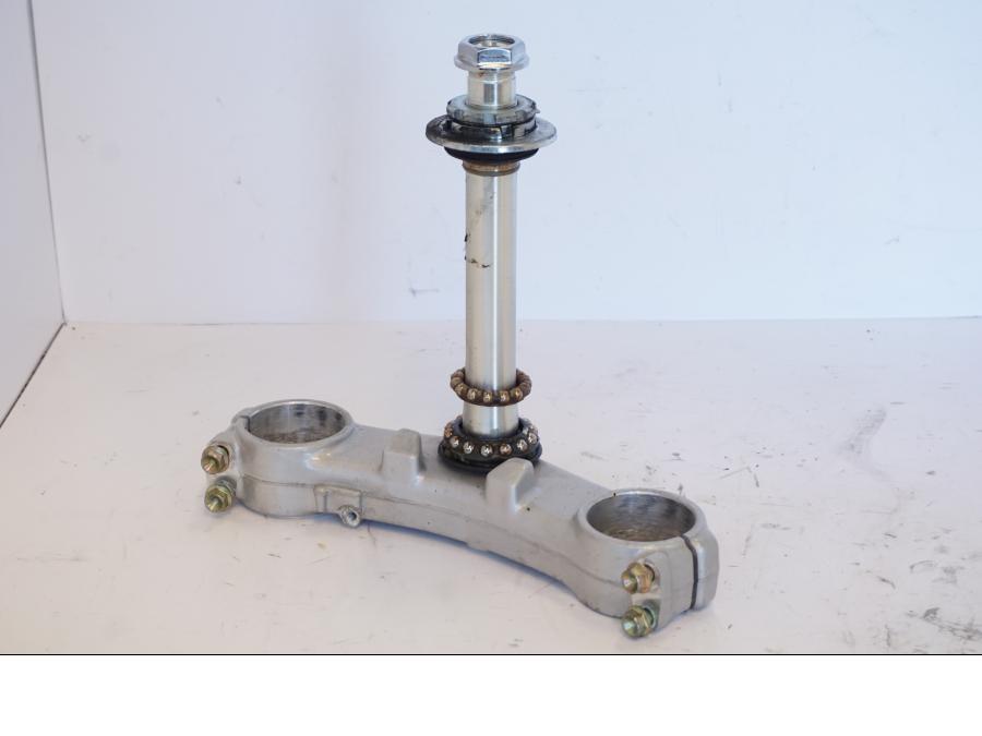 Baksidan på Gaffelkrona från en Honda CBR 900 RR -2001 motorcykel.