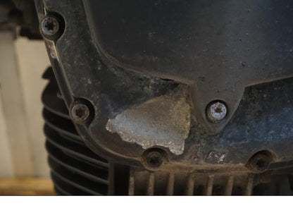 Baksidan på Motor från en BMW R 1200 GSA -2012 motorcykel.