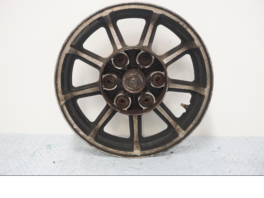 Baksidan på Fälg från en Honda GL 1200 -1987 motorcykel.