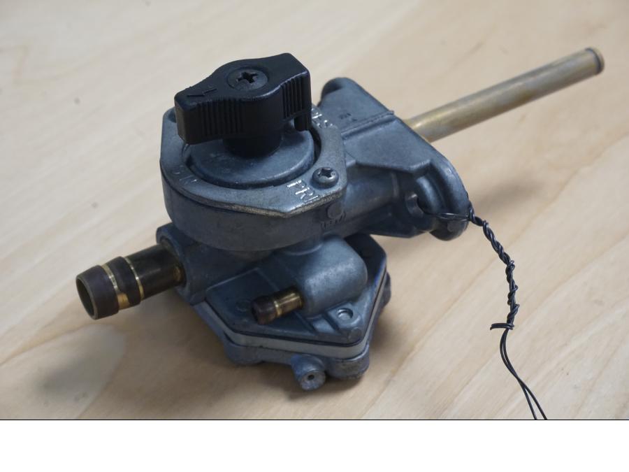 Vänster sida på Bensinkran från en Kawasaki VN 800 -2000 motorcykel.