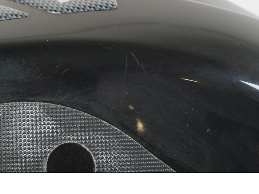 Snett nerifrån på Bensintank från en Suzuki GSX-R 1000 -2007 motorcykel.