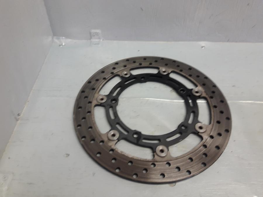 Framsidan på Bromsskiva från en Yamaha FZ-6 -2004 motorcykel.