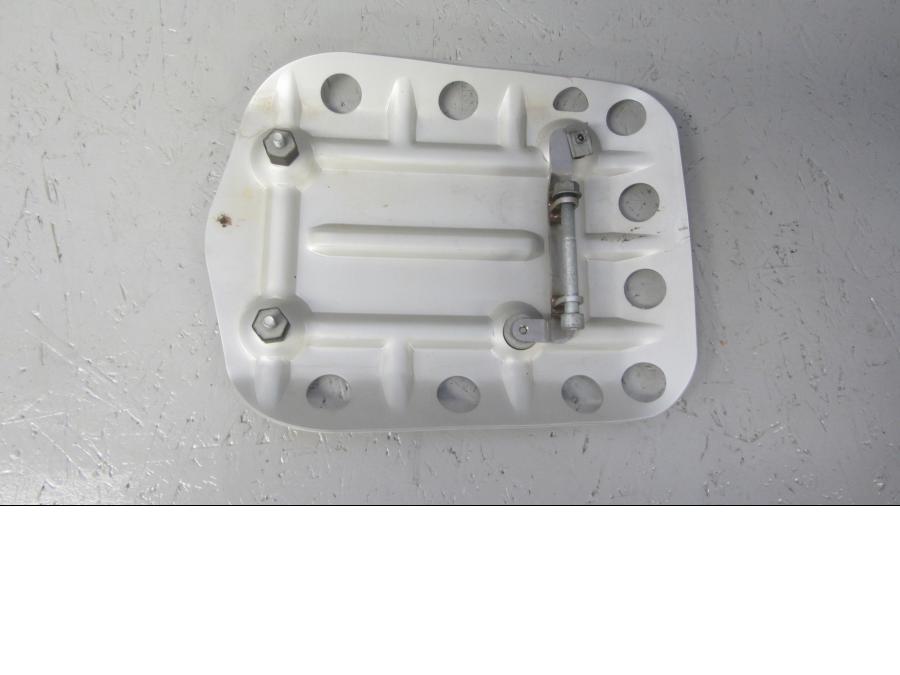 Baksidan på <p>Hasplåt från BMW R 1200 GS 2013.</p>

<p>Med fäste, div skrapmärken under se bilder.</p>

<p>R 1200 GS 12/2002-12/1012.</p>

<p>R 1200 GS Adventure 03/2005-07/2013.</p>

<p>HP 08/2004-08/2006.</p>

<p>R nNT Scrambler 09/2015-02/2019.</p>

<p>R nineT Urban G/S 03/2016-02/2019</p> motorcykel.