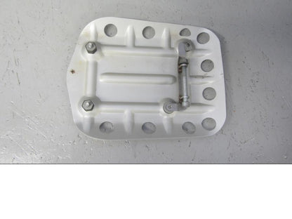 Baksidan på <p>Hasplåt från BMW R 1200 GS 2013.</p>

<p>Med fäste, div skrapmärken under se bilder.</p>

<p>R 1200 GS 12/2002-12/1012.</p>

<p>R 1200 GS Adventure 03/2005-07/2013.</p>

<p>HP 08/2004-08/2006.</p>

<p>R nNT Scrambler 09/2015-02/2019.</p>

<p>R nineT Urban G/S 03/2016-02/2019</p> motorcykel.