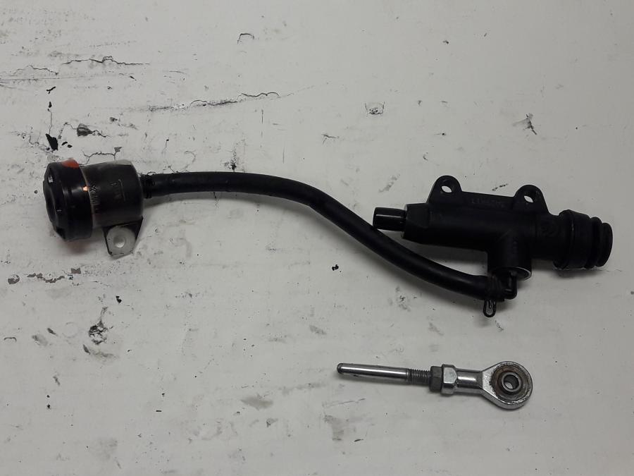 Baksidan på Bromshuvudcylinder från en KTM 690 Duke -2013 motorcykel.