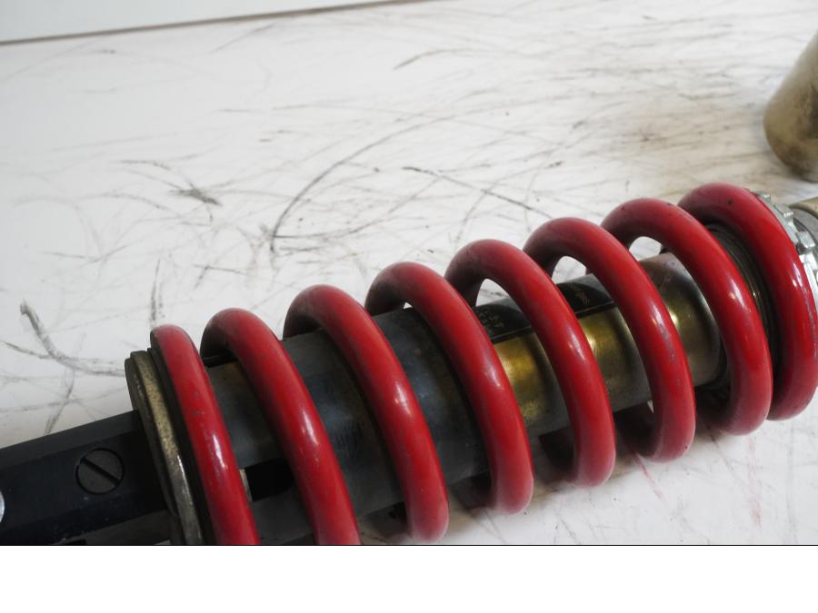 Snett nerifrån på Stötdämpare från en Kawasaki Z 1000 -2003 motorcykel.