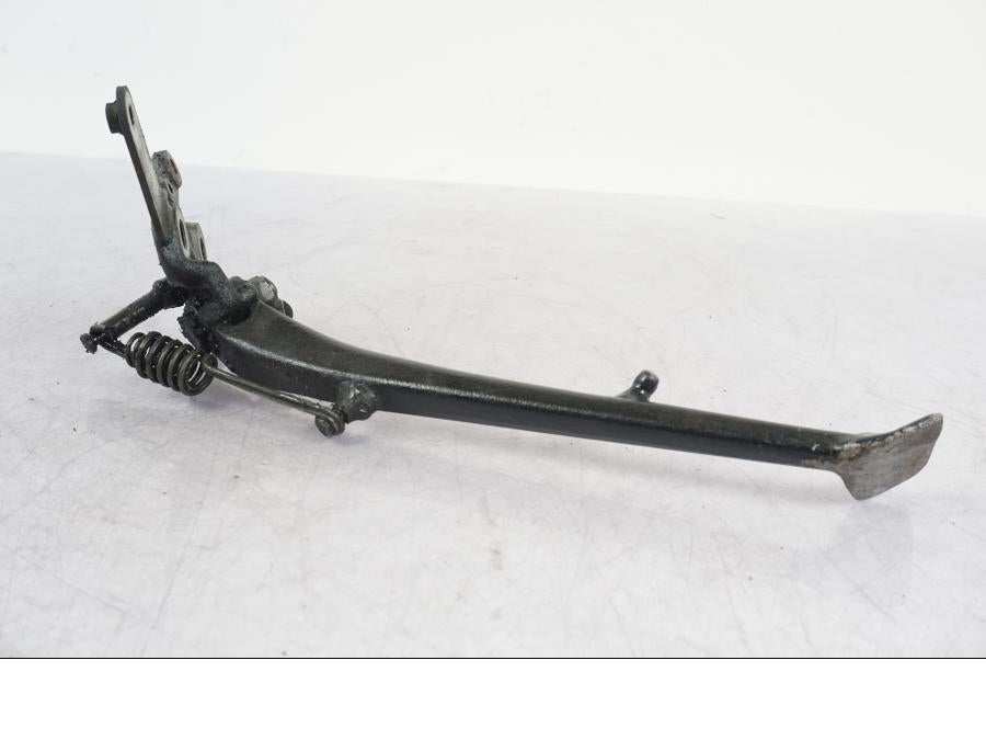 Snett nerifrån på Sidostöd från en Suzuki GSX 1300 RX -1999 motorcykel.