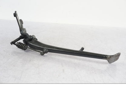 Snett nerifrån på Sidostöd från en Suzuki GSX 1300 RX -1999 motorcykel.