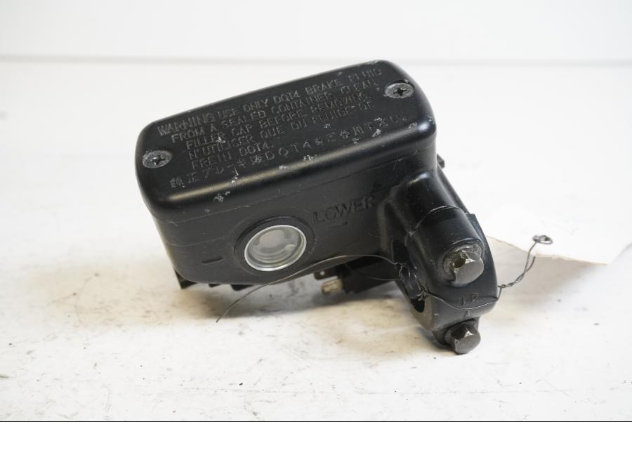 Framsidan på Bromshuvudcylinder från en Honda CBR 600 -2002 motorcykel.