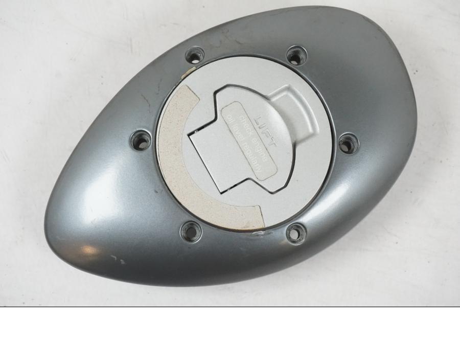 Baksidan på <p>Låssats från BMW R 1200 C 2002.</p>

<p>Tändningslås, tanklock, ett väsklås, skador finns och 2st nycklar. Lacksläpp på tändningslåset se bild.</p> motorcykel.