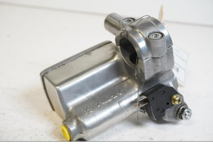 Höger sida på Bromshuvudcylinder från en Suzuki VZ 800 -2002 motorcykel.