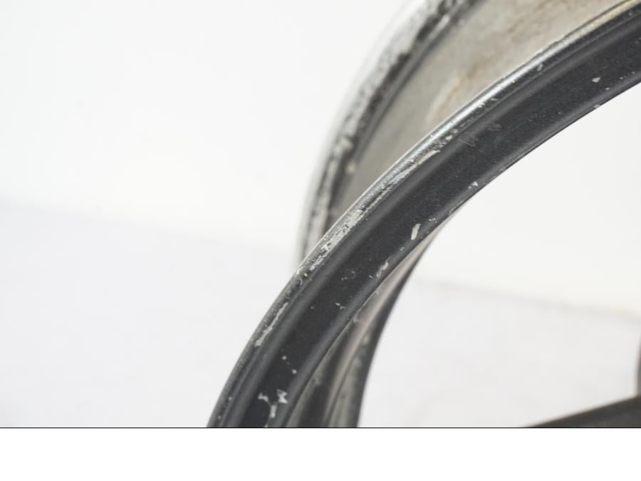 Snett nerifrån på Fälg från en Honda CBR 1000 F -1999 motorcykel.