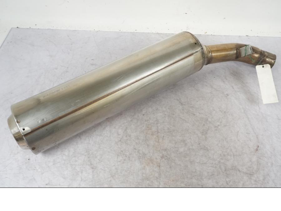 Snett nerifrån på Ljuddämpare från en Honda VFR 800 -2001 motorcykel.