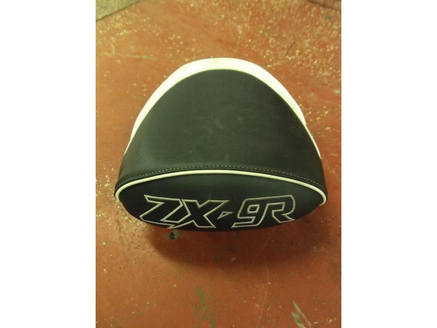 Framsidan på Sadel från en Kawasaki ZX-9R -1998 motorcykel.