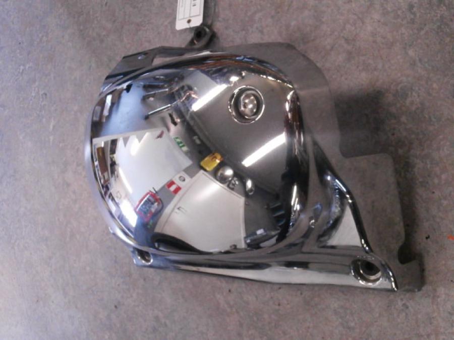 Höger sida på Motorkåpa från en Suzuki VL 800 -2001 motorcykel.