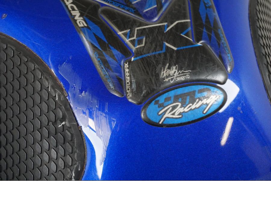 Snett nerifrån på Bensintank från en Suzuki SV 650 S -2005 motorcykel.