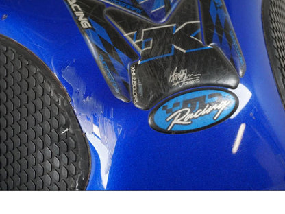 Snett nerifrån på Bensintank från en Suzuki SV 650 S -2005 motorcykel.