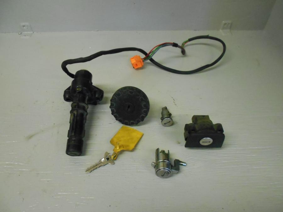 Baksidan på Låssats från en BMW K 1200 LT -2007 motorcykel.