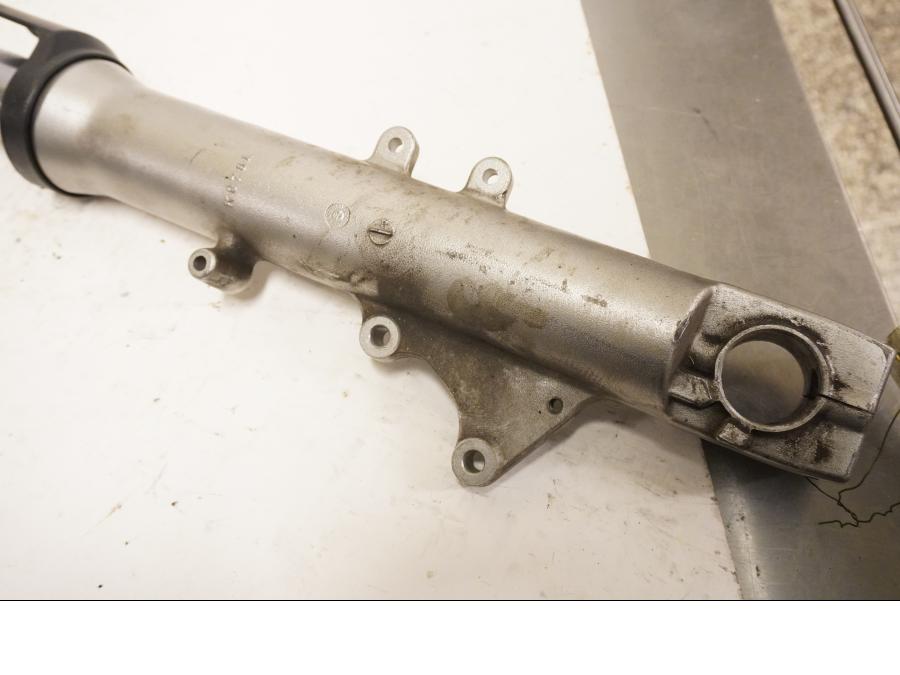 Snett uppifrån på Gaffelben från en Kawasaki ZZR 1200 -2002 motorcykel.