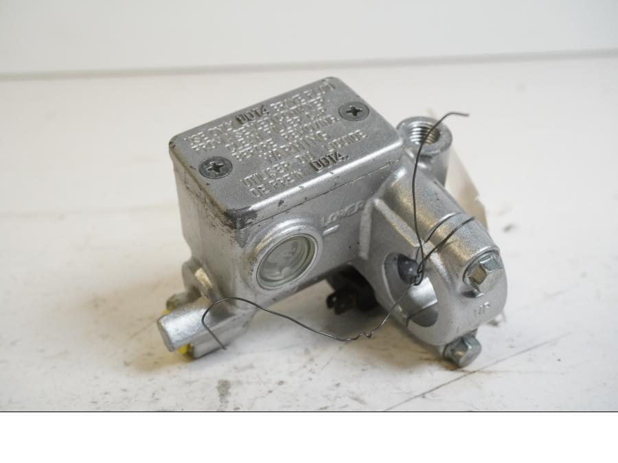 Baksidan på Bromshuvudcylinder från en Suzuki DRZ 400 -2006 motorcykel.