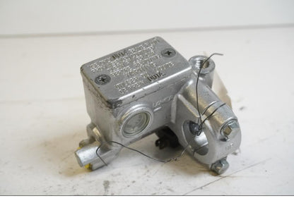 Baksidan på Bromshuvudcylinder från en Suzuki DRZ 400 -2006 motorcykel.