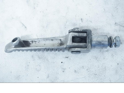 Baksidan på Fotpinne från en Yamaha YZF 1000 R1 -2002 motorcykel.