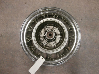 Baksidan på Fälg från en Honda VT 750 -2004 motorcykel.