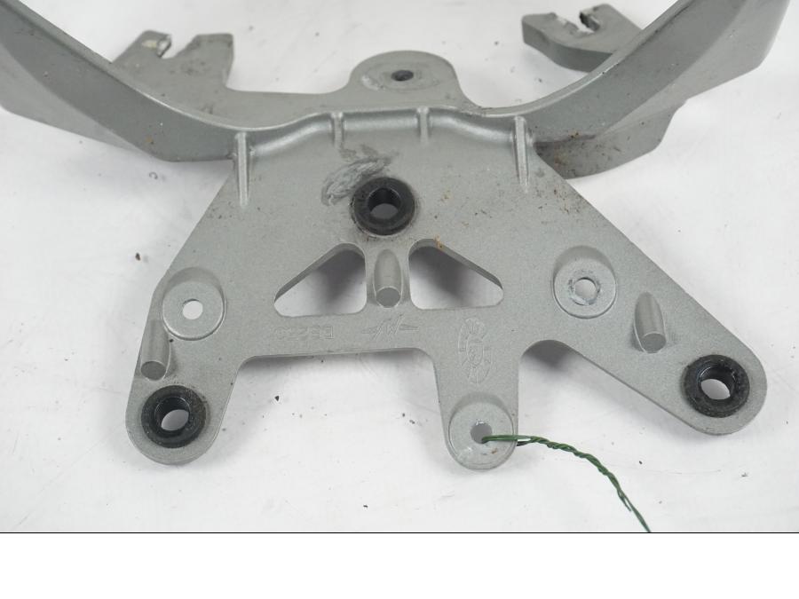 Baksidan på Strålkastarfäste från en MV Agusta Dragster -2014 motorcykel.