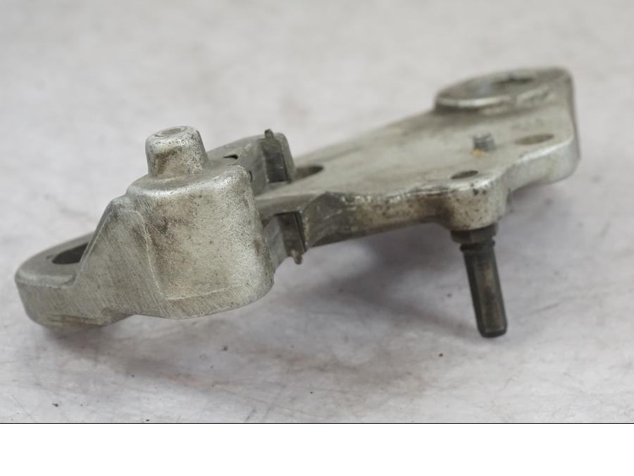 Snett nerifrån på Bromsoksfäste från en BMW F 800 GS -2009 motorcykel.