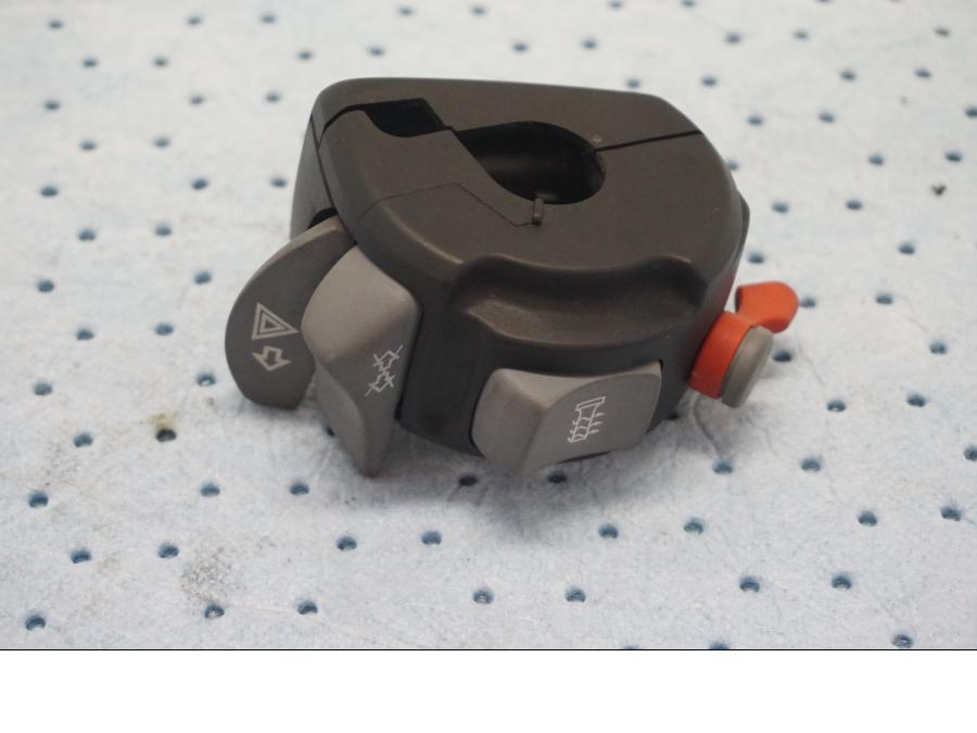 Framsidan på Styrelreglage från en BMW F 800 ST -2007 motorcykel.