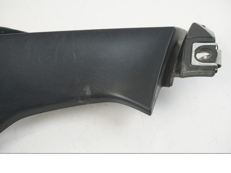 Snett nerifrån på Sidkåpa från en Yamaha YZF 1000 R1 -2006 motorcykel.