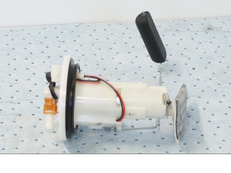 Snett nerifrån på Bensinpump insprut från en Honda SH 300 A -2011 scooter.