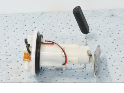 Snett nerifrån på Bensinpump insprut från en Honda SH 300 A -2011 scooter.