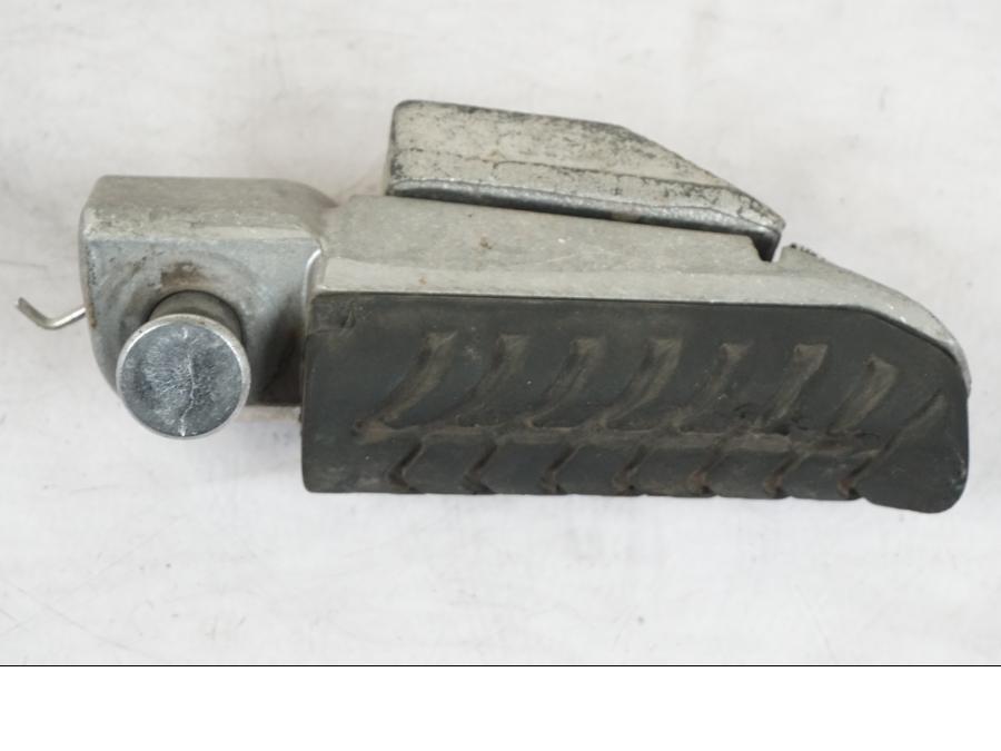 Snett nerifrån på Fotpinne från en Kawasaki Z 900 -2019 motorcykel.