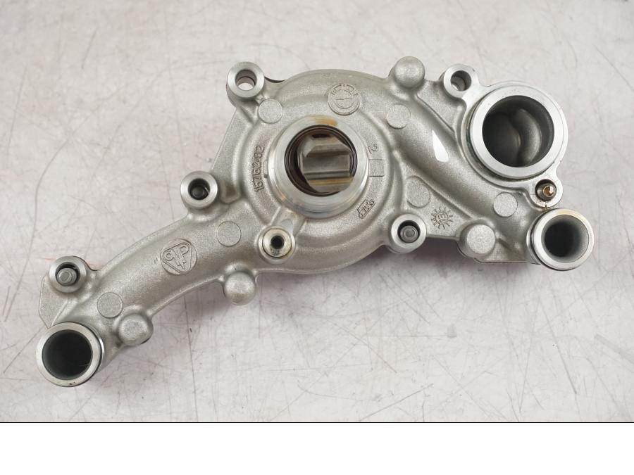 Vänster sida på Vattenpump från en BMW R 1200 GS -2018 motorcykel.