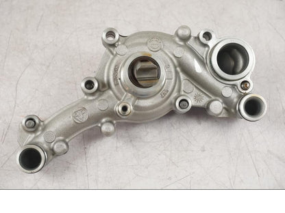 Vänster sida på Vattenpump från en BMW R 1200 GS -2018 motorcykel.