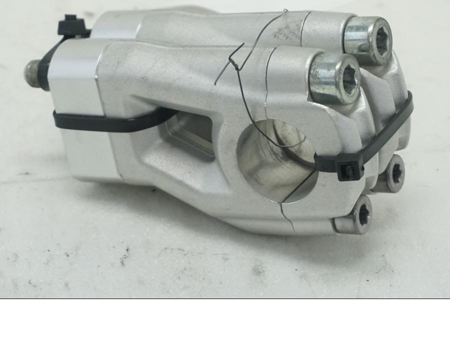 Baksidan på Styrfäste från en Triumph Tiger Explorer -2012 motorcykel.