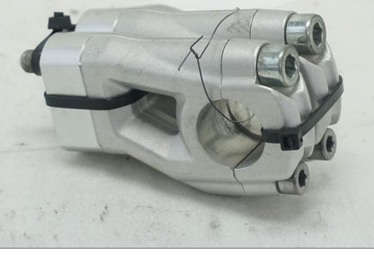 Baksidan på Styrfäste från en Triumph Tiger Explorer -2012 motorcykel.