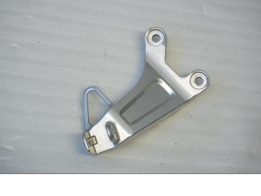 Framsidan på Fotpinnefäste från en Honda CBR 600 RR -2004 motorcykel.