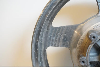 Snett uppifrån på Fälg från en Kawasaki VN 1500 Classic Tourer -2003 motorcykel.