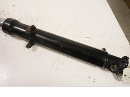 Snett nerifrån på Gaffelben från en Kawasaki GPZ 500 -1991 motorcykel.