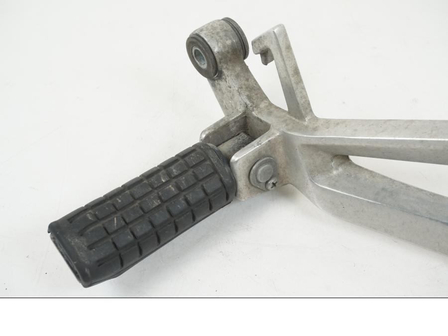 Snett nerifrån på Fotpinnefäste från en Honda CBR 125 R -2006 motorcykel.