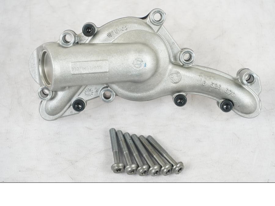 Framsidan på Vattenpump från en BMW R 1200 GSA -2014 motorcykel.