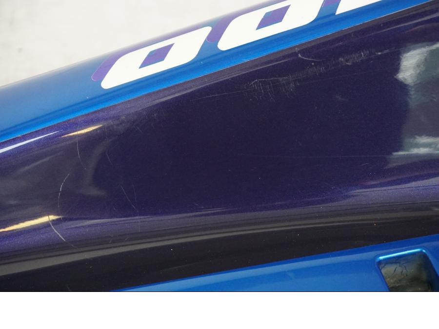 Extrabild1 på <p>Bakvinge höger från Kawasaki ZZR 1100 1991.</p>

<p>Lagad och omlackad i original kulör.</p>

<p>Sprickor, slitage av lack samt ytliga repor se bilder.</p> motorcykel.