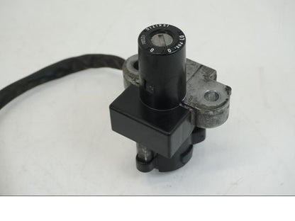 Baksidan på Låssats från en Honda XL 1000 V -1999 motorcykel.