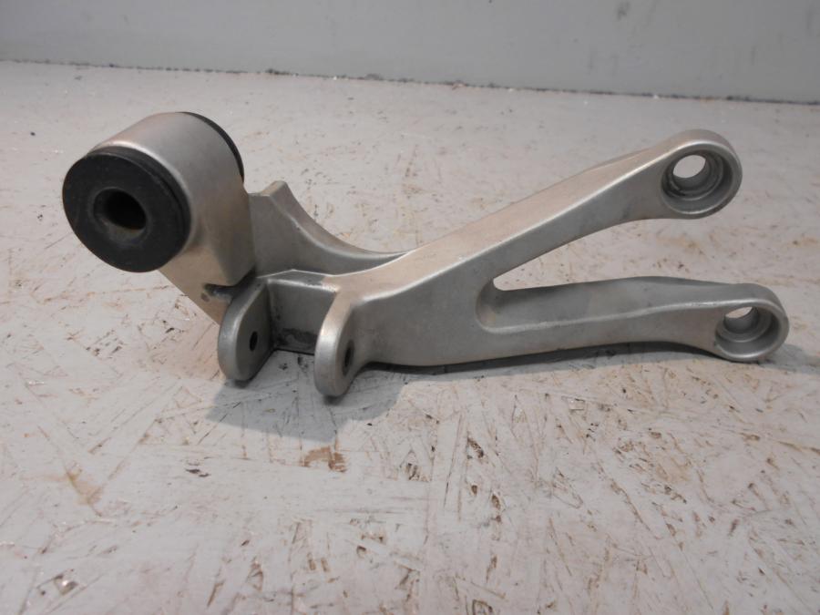 Framsidan på Fotpinnefäste från en Kawasaki ZX-9R -2002 motorcykel.